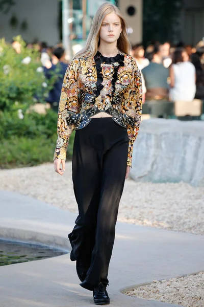 Look 48